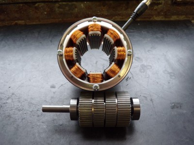 Detail na stator a rotor KM. Magnet je umítěn vždy v páru sekcí - to znamená ze čtyřech sencí jsou dva páry a mezi nimi je distanční podložka.