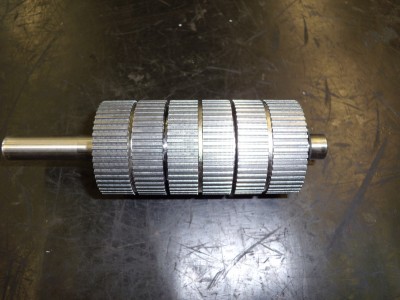 Zde je to vidět lépe - tři páry s magnety a mezi nimi distanční podložky.