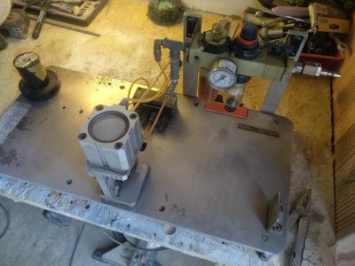 Pneu blok s filtrem a silným děličkou trubičkového drátu. Cena 500kc