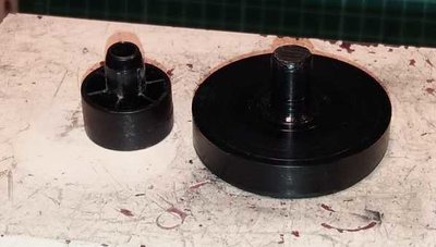 Nozky 02.jpg (18.17 KiB) Zobrazeno 5599 x Porovnání dvou nožek staré - výlisek s plastové hmoty a plný materiál POM-C