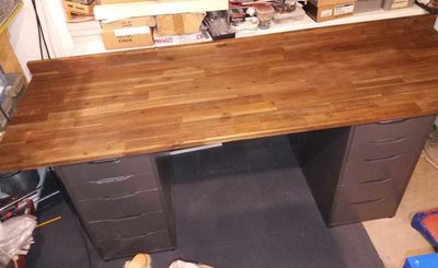 Stolek pod oknem.jpg (40.8 KiB) Zobrazeno 5599 x Na skříňky položená deska tvoří další lehký pracovní stůl