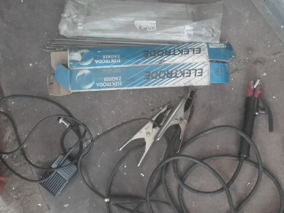 Taky se to prej musí uzemnit, a pár obalovanejch elektrod. Je tam i dodělávaný pedál, pasuje na plazmu i na TIG.