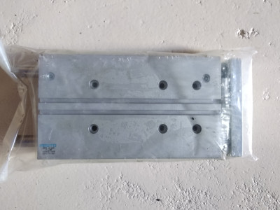 Pneumatické válce s vedením zabalené po 800 kč