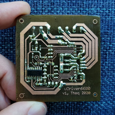 Polohu logického IO jsem ladil tak dlouho, až jsem ho připájel opačně.. Všiml jsem si toho, když byla půlka nožiček připájená. Pak jsem byl rád, že tam většina padů zůstala. U 15ky jsem musel improvizovat.