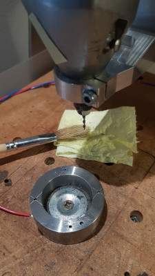 Vygravírované rysky, předvrtané otvory, zbytek jsem dotáhl zpět na soustruhu.