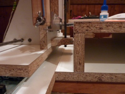 Detail na stoleček a způsob hledání nulové polohy drátu