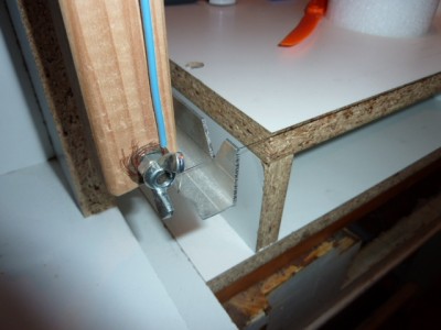 Detail na V-výřez pro drát v hliníkovém L-profilu