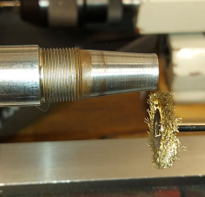 Detail poškozeného hřídele - nevhodná vložka mezi kladívem a hřídelí