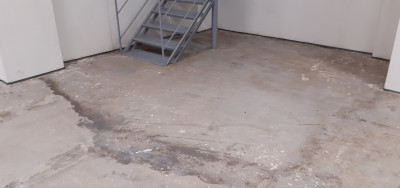 ScreenHunter_07 Oct. 20 22.49.jpg (203.9 KiB) Zobrazeno 4100 x Výsledek stavební firmy. Díry, nerovnosti, drobivý a prášivý povrch. Tragédie...