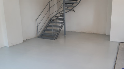 ScreenHunter_02 Oct. 20 22.47.jpg (92.15 KiB) Zobrazeno 4424 x Finální nátěr vrchní barvou Teldur. Vpravo je vidět oddělovací hráze páskou druhé poloviny podlahy.