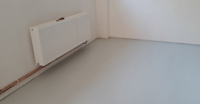 Finále vrchní barvou po zaschnutí, radost pohledět. A můžeme stěhovat :)