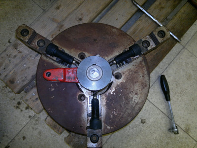 Montáž pružin s kuličkami do pojistné spojky za pomoci nástrojů z NASA.