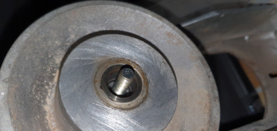 Tady je vidět šroub na který dosedá trn