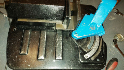 Natočení ramene při přímém posunutí o 12 mm k pásu a 33 proti  jeho běhu