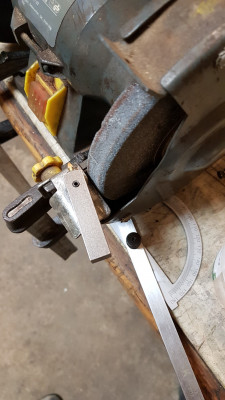 Opracování v přímém 1/8" držáku. Flexa a bruska pana domácího, mám i diamantový kotouč, jen ho musím nainstalovat.