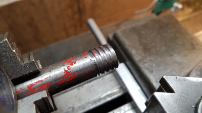 Image2575123040081889779.jpg (380.05 KiB) Zobrazeno 4231 x Při stoupání 3mm/ot. (300RPM, na posovu jsem zatím limitován F900), je to o poznání slabší, ale nějak to také jde. Při pokusu o větší úběr insert v přímém držáku praskl, takže jsem to nedotáhl.