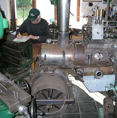 Pan Bezouška a jeho stroj ještě ve výstavbě
