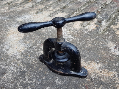 Základna 230mm, zdvih/max. výška pod 65mm