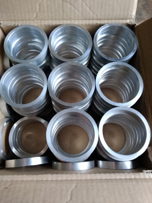 IMG_20211013_150737.jpg (3.29 MiB) Zobrazeno 2935 x Hliníkové kroužky ze zrušené výroby kdyby se někomu hodili jinak jdou do šrotu. Rozměry 56x48 -0.3 a šířka 8 +- 0.2 je jich 82 kusů cca 10,- za kus