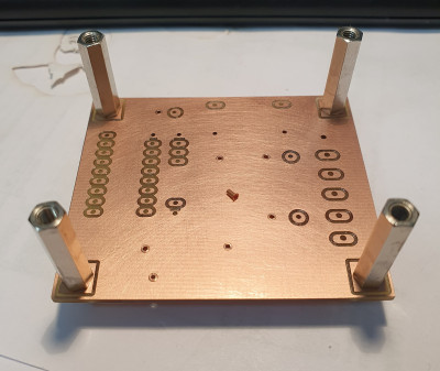 Horní strana včetně "prokovů / nýtků"