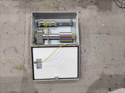 Elektricka skrinka 40x30x16 b.jpg