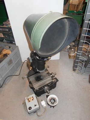 kýbl sestava na mikroskopu se stínítkem