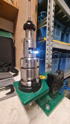 Raketa svieti ako besná, musím dať väčší odpor pred LEDku