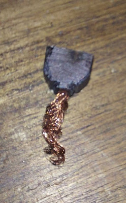 Motor 04.jpg (81.29 KiB) Zobrazeno 3345 x Zde ohoblovaný a zničený uhlík