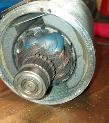 Motor 03.jpg (317.54 KiB) Zobrazeno 3345 x Zaprášený rotor