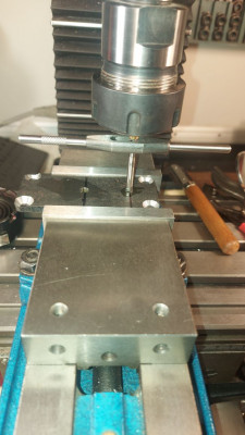 Po odvrtání 5mm vrtákem - vyřezání závitu M6.jpg (127.38 KiB) Zobrazeno 4097 x Vyřezání závitu M6 po vyvrtání díry 5mm vrtákem