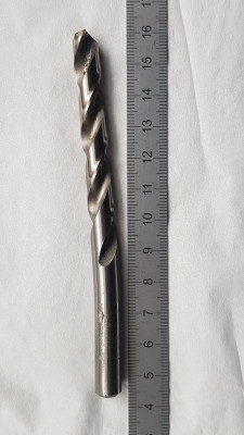 vrtak_fail.jpg (269.48 KiB) Zobrazeno 2891 x Pokus o převrtání díry (8 na 8.5) v kombinaci s ledabylým upnutím a gumovým stojanem..