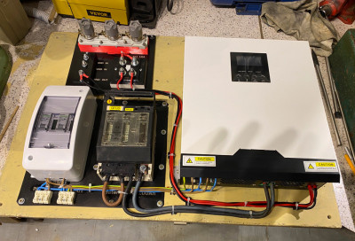 fotovolt.jpg (274.12 KiB) Zobrazeno 3083 x měnič 3kW + 2x bat. 12V/220Ah