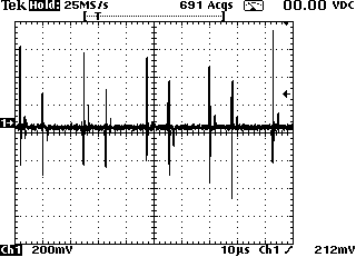 Co chytí smyčka nakrátko udělaná ze sondy osciloskopu a položená na plochu DPS
