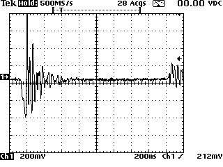 Co chytí smyčka nakrátko udělaná ze sondy osciloskopu a položená na plochu DPS - detail