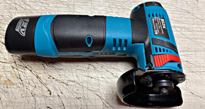 rozbruska.jpg (157.32 KiB) Zobrazeno 3988 x Jedna 12V baterka + 2kotouče