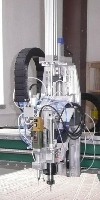 Kompletní osa včetně pomocného vřetene s pneumatickým posuvem a s pneumatickým nadlehčením vozíku Z.