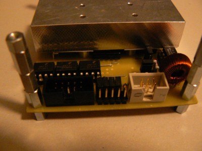 Detail - jednovrstvý DPS vyžaduje propojky