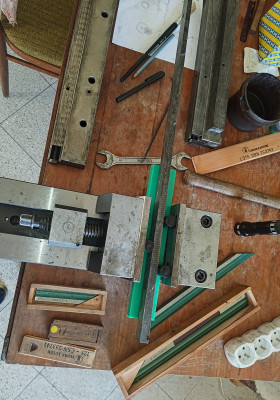 Hartford VMC 850 - rovnání klínové lišty dle nožového pravítka (osa X)