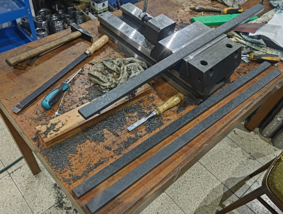 Hartford VMC 850 - Zaškrabávání klínu příložky (osa X)