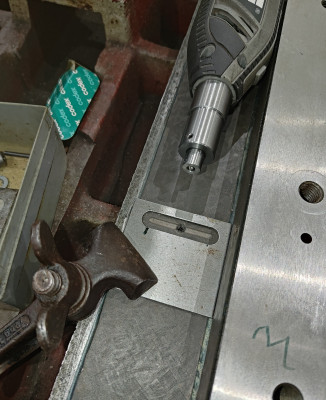 Hartford VMC 850 - Výroba mazacích drážek