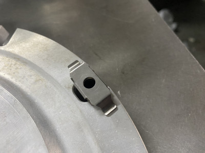 A tenhle pruzici element se snazi udrzovat ten kotouc na spravnem miste, bohuzel se mu to nedari