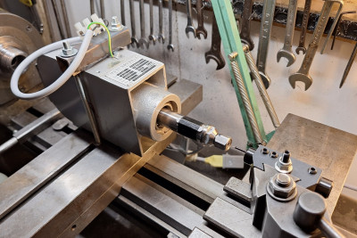 Soustružení na finální rozměr až po rozřezání a s nasazenou matkou. Fajnový TK pidinožík koupený samozřejmě zde :)