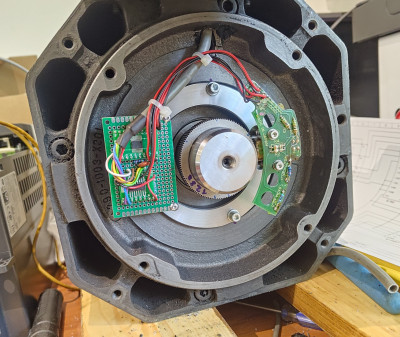 vše se vejde pod víko senzoru motoru