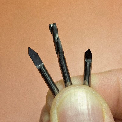 Image872753551111285153.jpg (290.15 KiB) Zobrazeno 4252 x Napravo je nástroj na srážení hran, ten jsem brousil ze stejné 60° V-frézy - během obrábění prošel několika iteracemi, ukázalo se, že vybrousit (v ruce) vhodný tvar není ani u takové prkotiny úplně jednoduché.