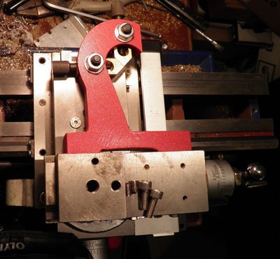 Dvě otevřené díry na šrouby vlevo a dole červík jako krytka a šroub imbus k uchycení