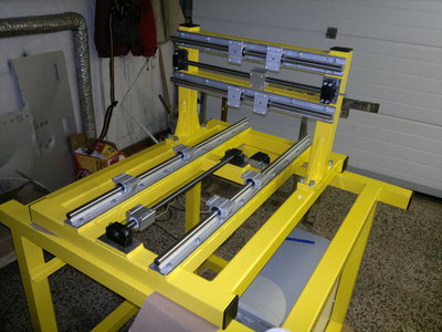 Natřený rám s lineárním vedením