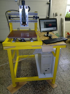 Pohled na fézu se stolem