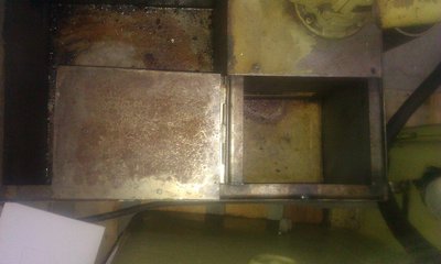 Nadoba je rozdelena na 3 casti prepazkami. V prvni casti je magneticky odlucovac, pak emulze tece spodnim otvorem do druhe casti a nakonec prepadem do treti, kde je cerpadlo