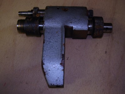 Z jedné strany dutina s kuželem a se závitem. Na obou stranách miniaturní ax. ložiska s mos. klecí, uvnitř jehlová ložiska.