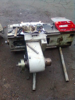 bol to tento stroj, nechal som si odložiť aj stôl, motory a vreteno (ISO 40 s nejakým hydr. upínaním)